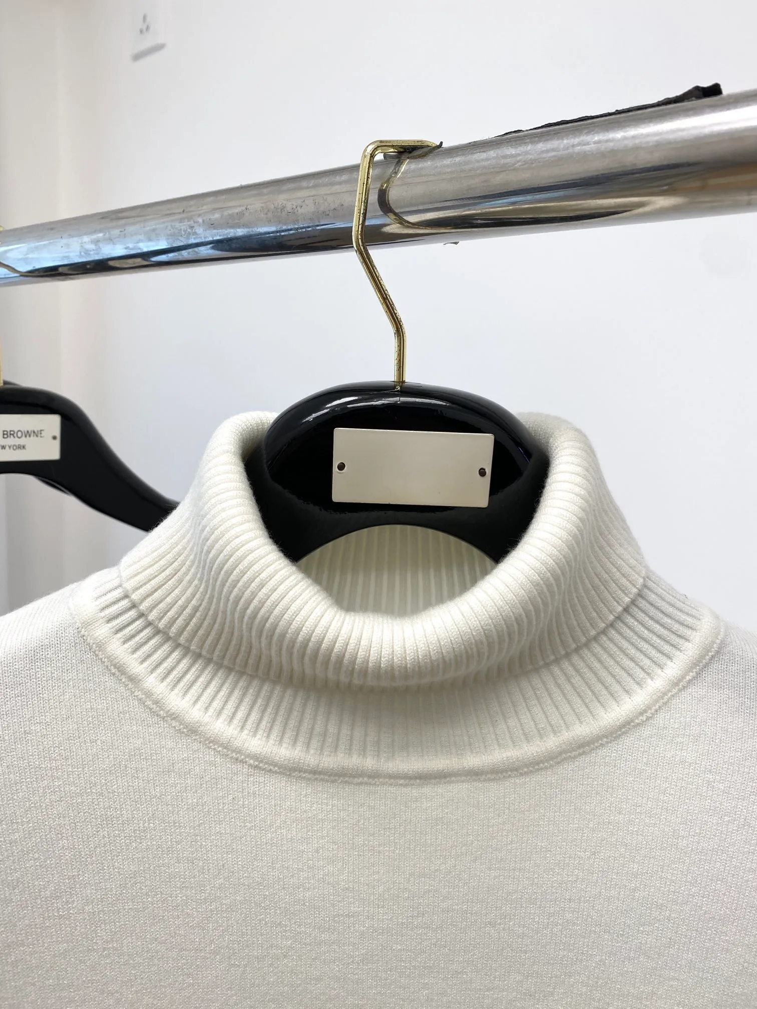 P220 Stone Island, the new turtleneck woolen sweater has a delicate and soft feel that can be directly contacted with the skin, allowing the warm yarn to change into a delicate texture. The top-notch craftsmanship is very distinctive and colorful, and the style is simple, elegant and exquisite. The three-dimensional tailoring design makes the entire sweater full of youthful vitality and vitality. It is recommended as a must-have for autumn and winter. Size M-3XL